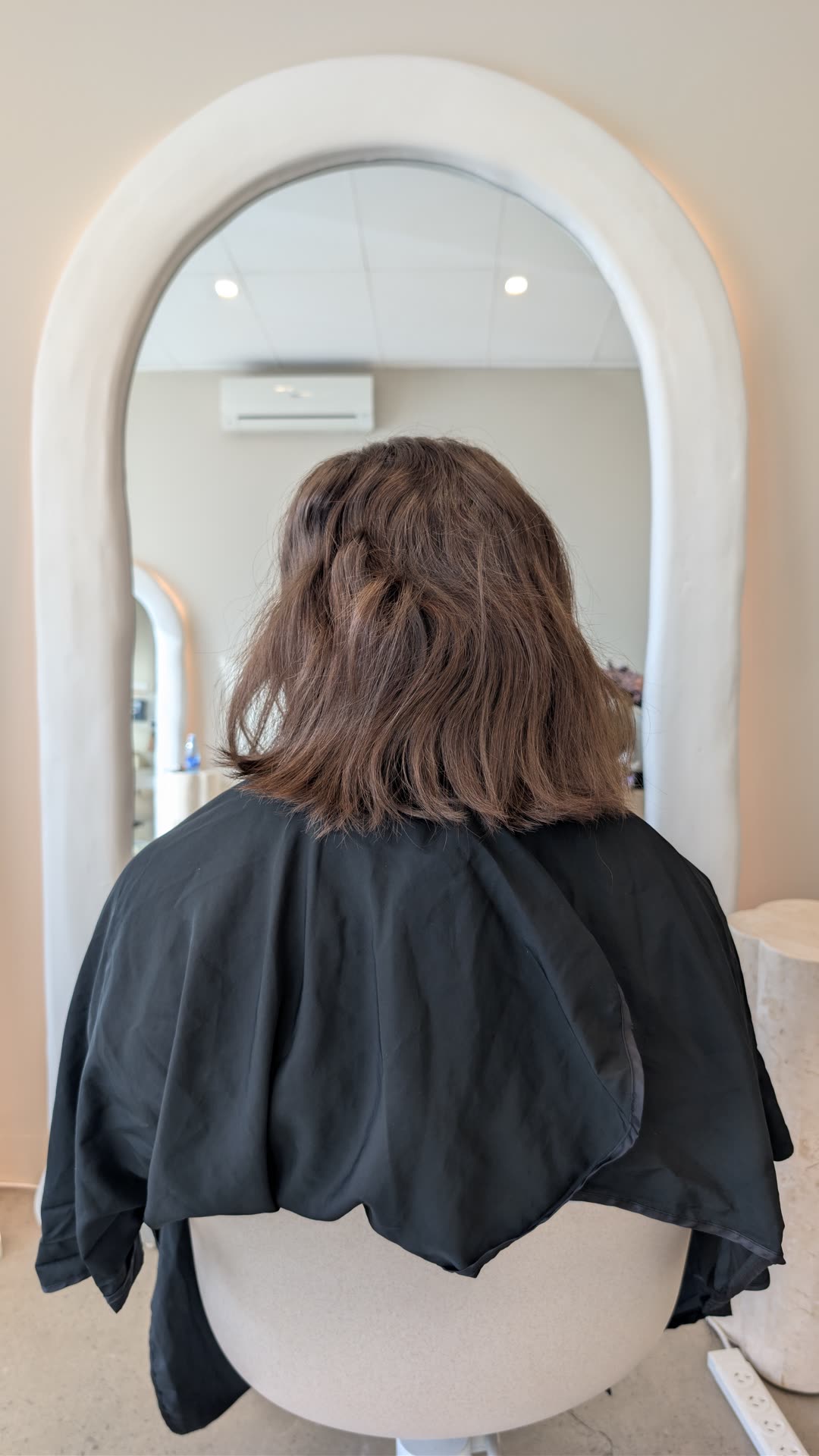 Shoulder-length wavy hair before nanoplasty treatment